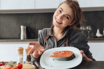Fiatal lány pisztráng steak
